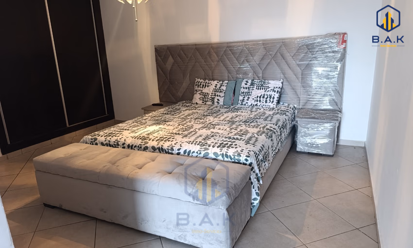 شقة للإيجار مع شرفة في الطابق الثامن