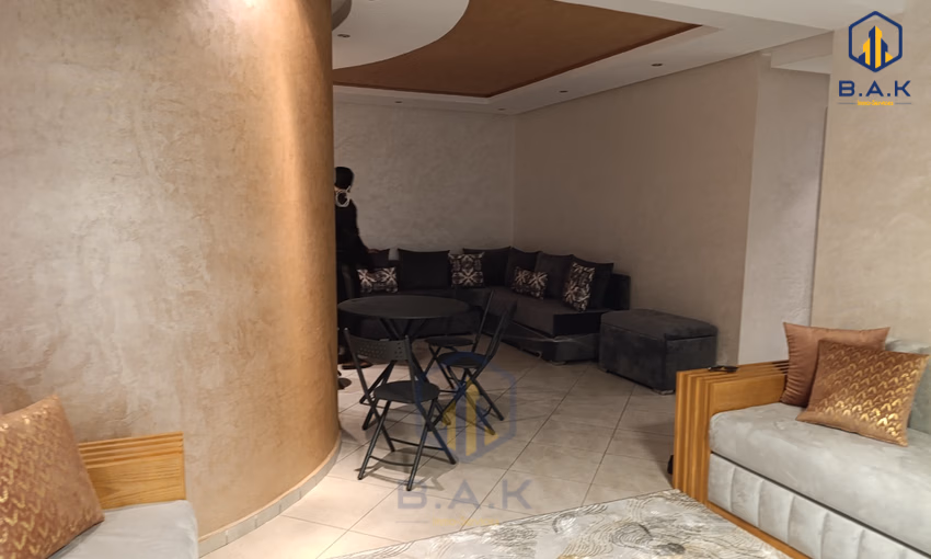 شقة للإيجار مع شرفة في الطابق الثامن