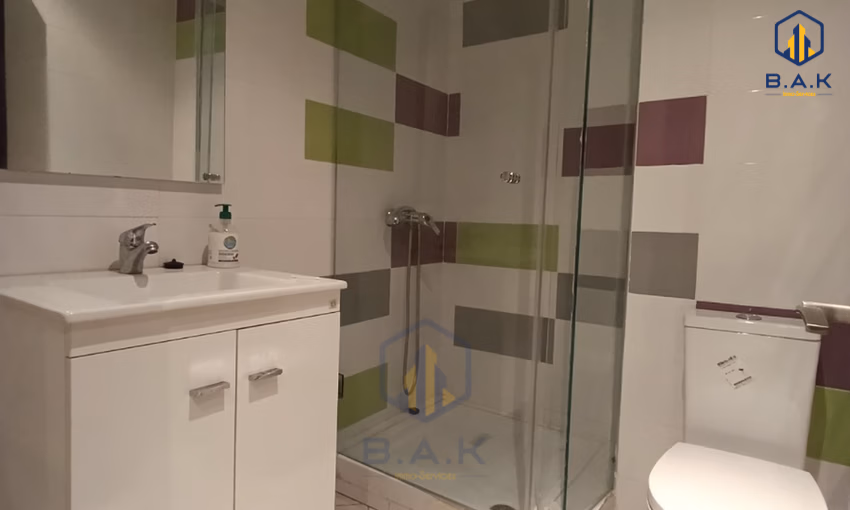 شقة للإيجار مع شرفة في الطابق الثامن