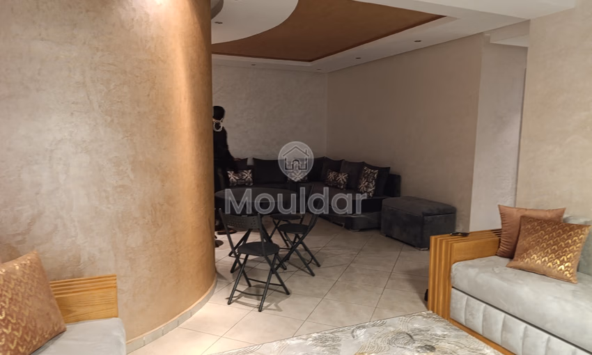 شقة للإيجار مع شرفة في الطابق الثامن