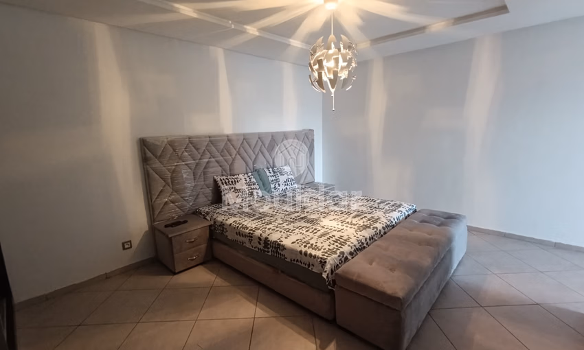 شقة للإيجار مع شرفة في الطابق الثامن