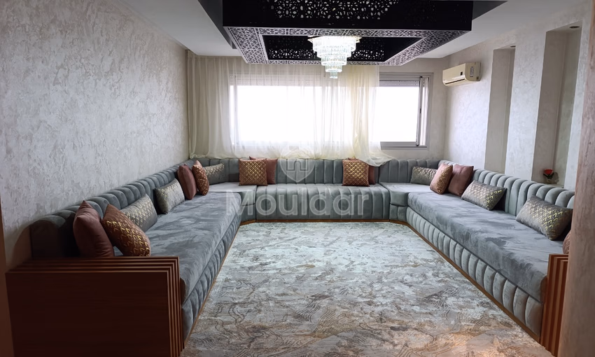 شقة للإيجار مع شرفة في الطابق الثامن