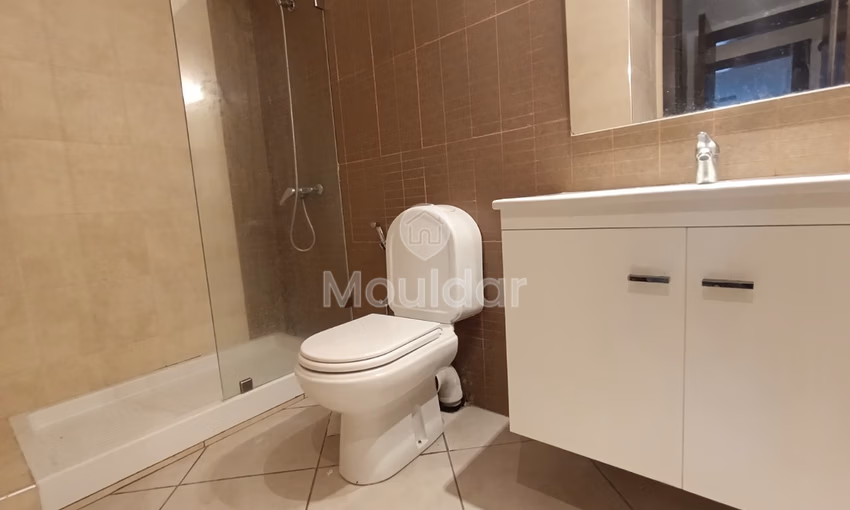 شقة للإيجار مع شرفة في الطابق الثامن