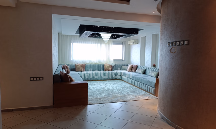 شقة للإيجار مع شرفة في الطابق الثامن