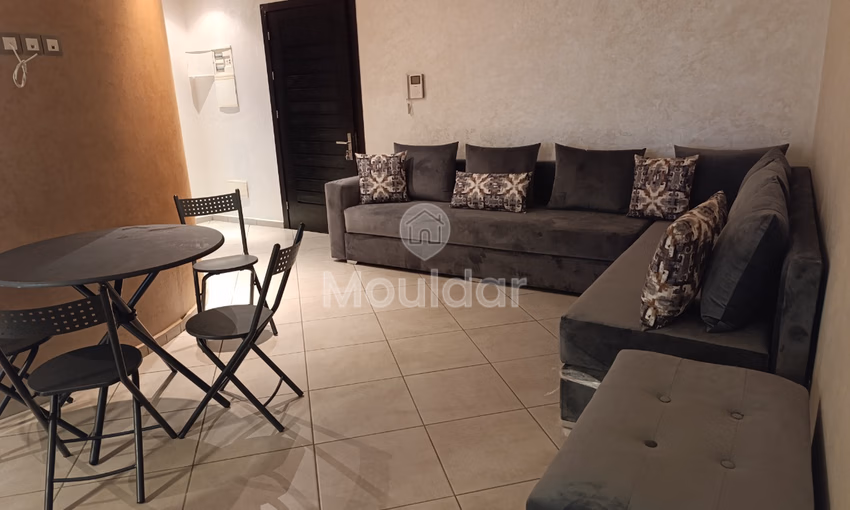 شقة للإيجار مع شرفة في الطابق الثامن