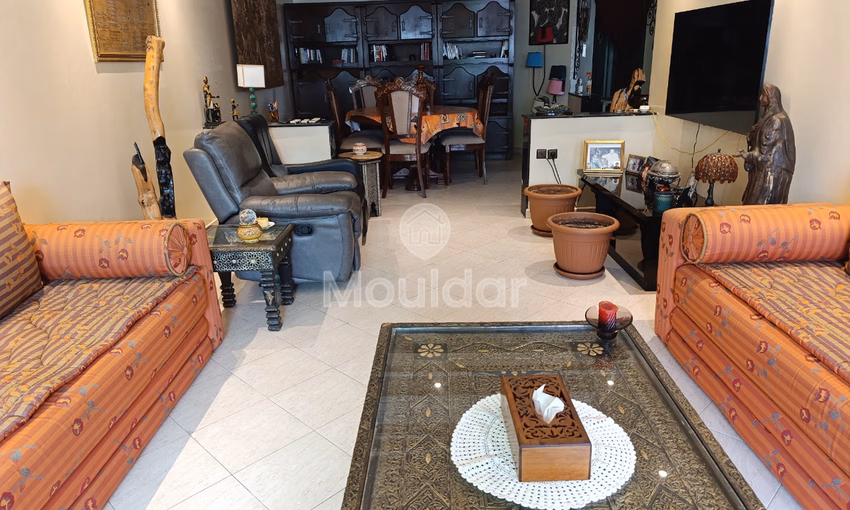 شقة للبيع مع شرفة في الطابق الثامن