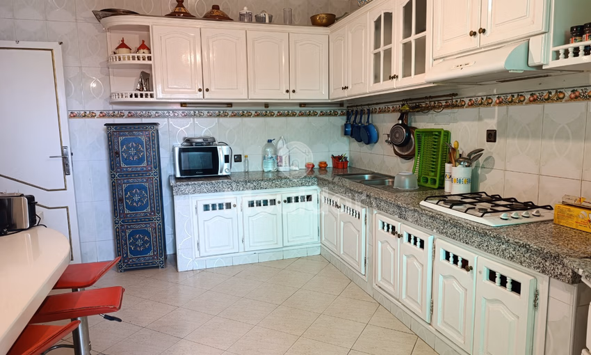 شقة للبيع مع شرفة في الطابق الثامن