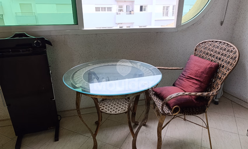 شقة للبيع مع شرفة في الطابق الثامن