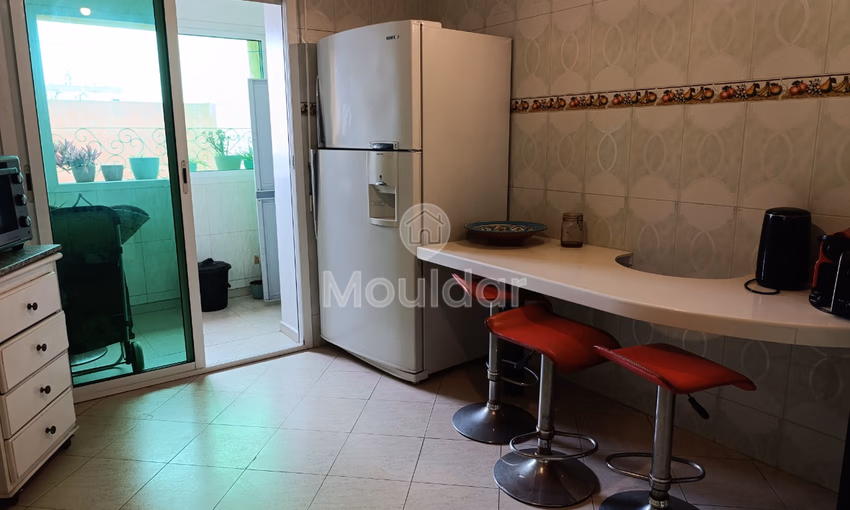 شقة للبيع مع شرفة في الطابق الثامن