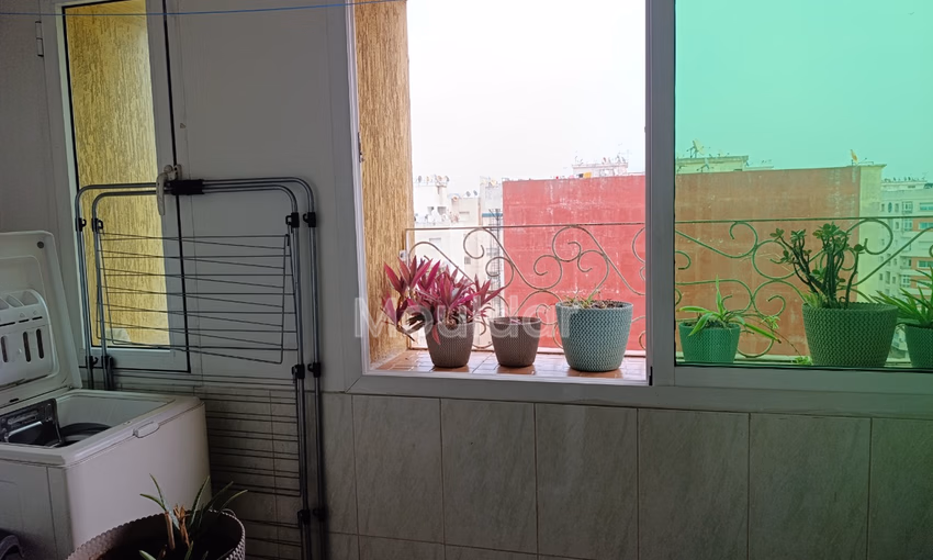 شقة للبيع مع شرفة في الطابق الثامن