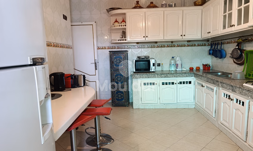 شقة للبيع مع شرفة في الطابق الثامن