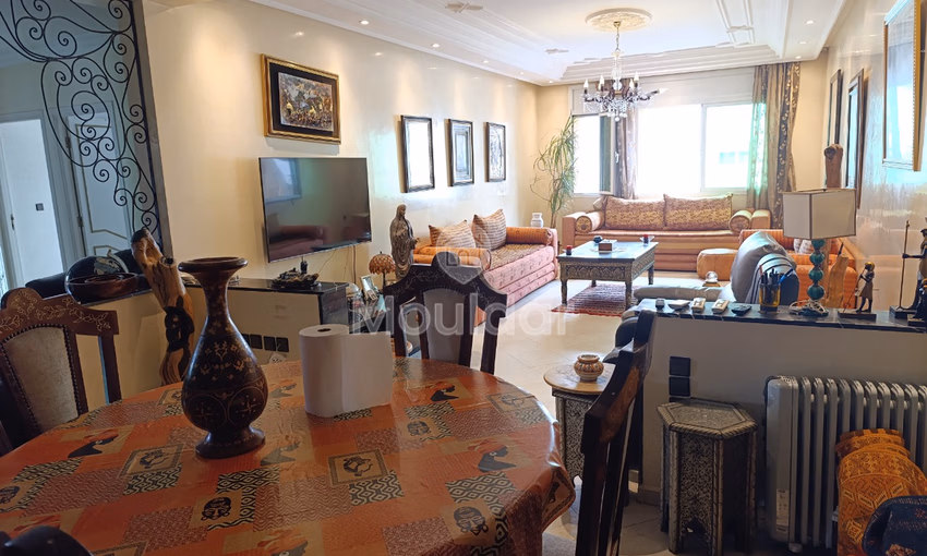 شقة للبيع مع شرفة في الطابق الثامن