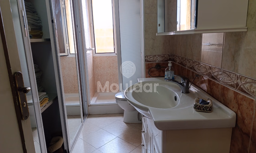 شقة للبيع مع شرفة في الطابق الثامن