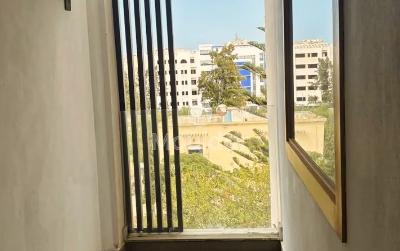 Estudio en alquiler con balcón en el tercer piso Estudio en alquiler con balcón en el tercer piso