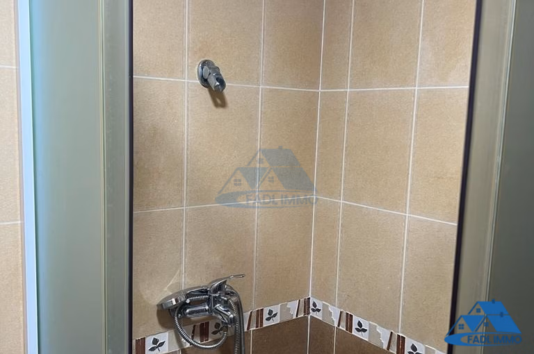 شقة للإيجار مع شرفة في الطابق الثاني شقة للإيجار مع شرفة في الطابق الثاني