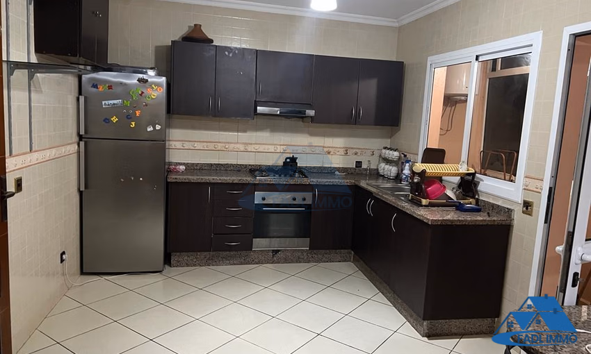 شقة للإيجار مع شرفة في الطابق الثاني شقة للإيجار مع شرفة في الطابق الثاني