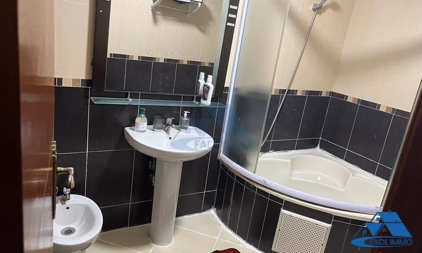 شقة للإيجار مع شرفة في الطابق الثاني شقة للإيجار مع شرفة في الطابق الثاني