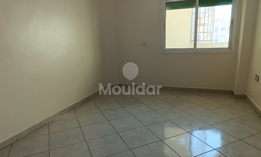 شقة للإيجار مع شرفة في الطابق الرابع