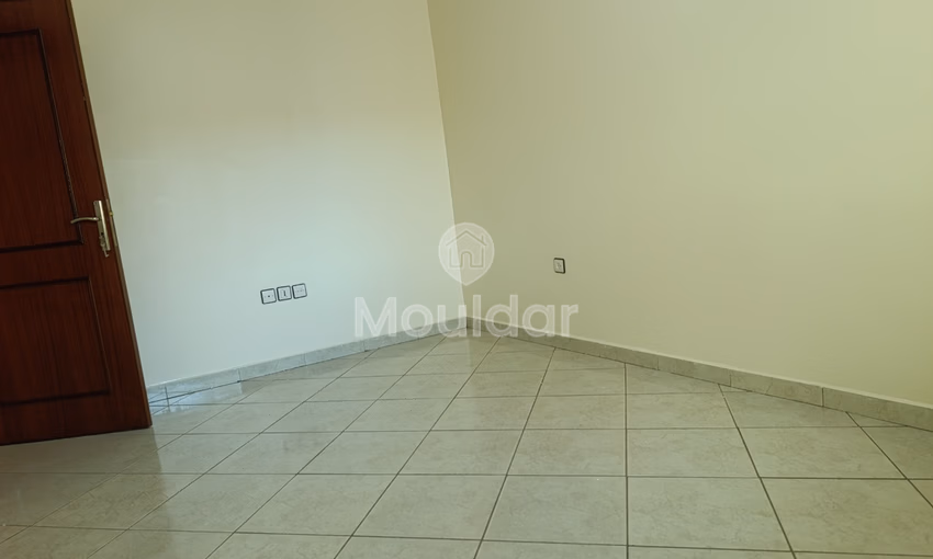 شقة للإيجار مع شرفة في الطابق الرابع