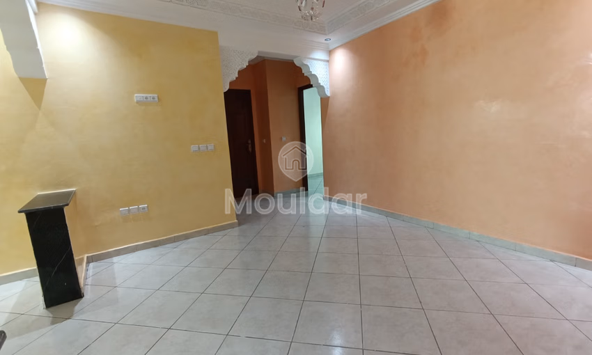 شقة للإيجار مع شرفة في الطابق الرابع