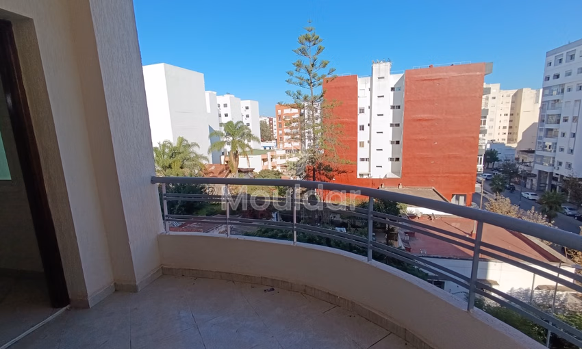 شقة للإيجار مع شرفة في الطابق الرابع