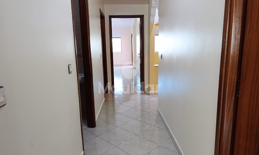 شقة للإيجار مع شرفة في الطابق الرابع