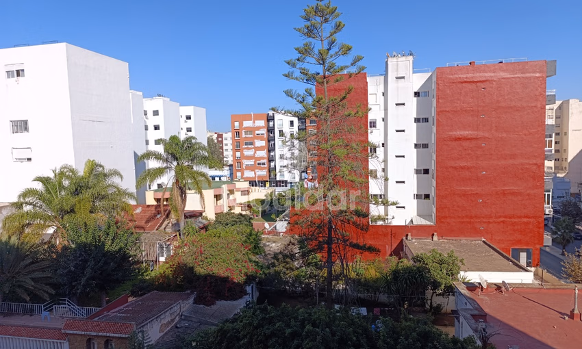 شقة للإيجار مع شرفة في الطابق الرابع