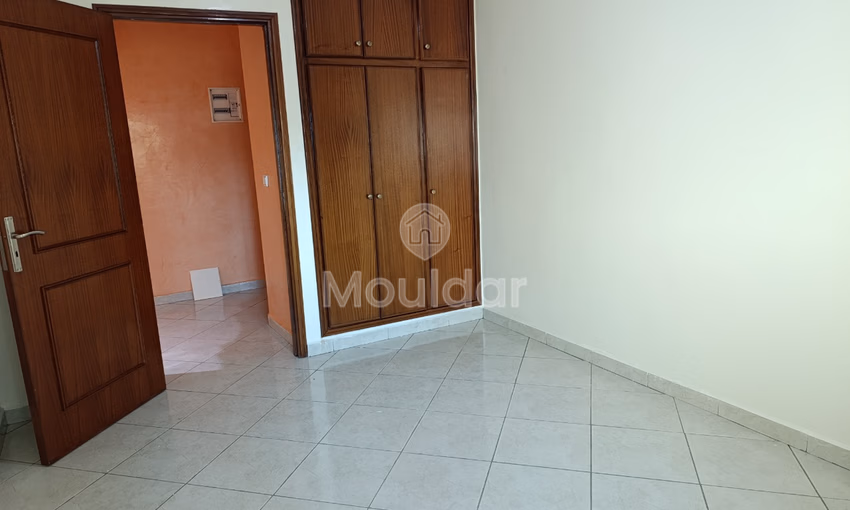 شقة للإيجار مع شرفة في الطابق الرابع