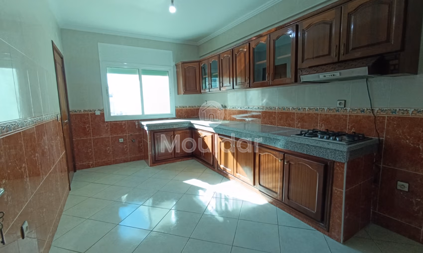 شقة للإيجار مع شرفة في الطابق الرابع