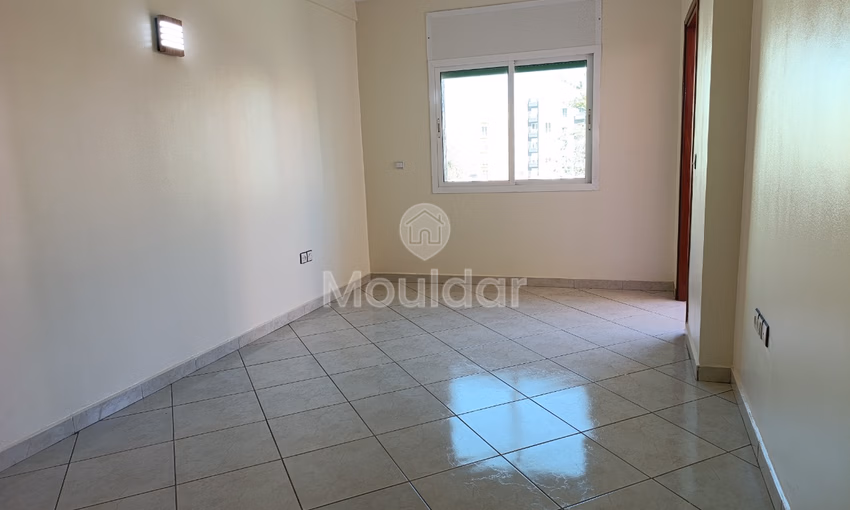 شقة للإيجار مع شرفة في الطابق الرابع