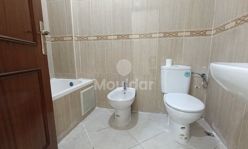 شقة للإيجار مع شرفة في الطابق الرابع