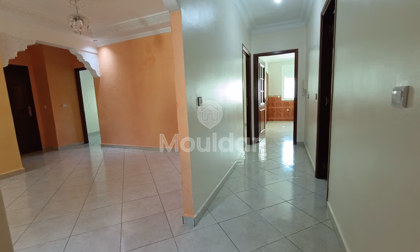 شقة للإيجار مع شرفة في الطابق الرابع