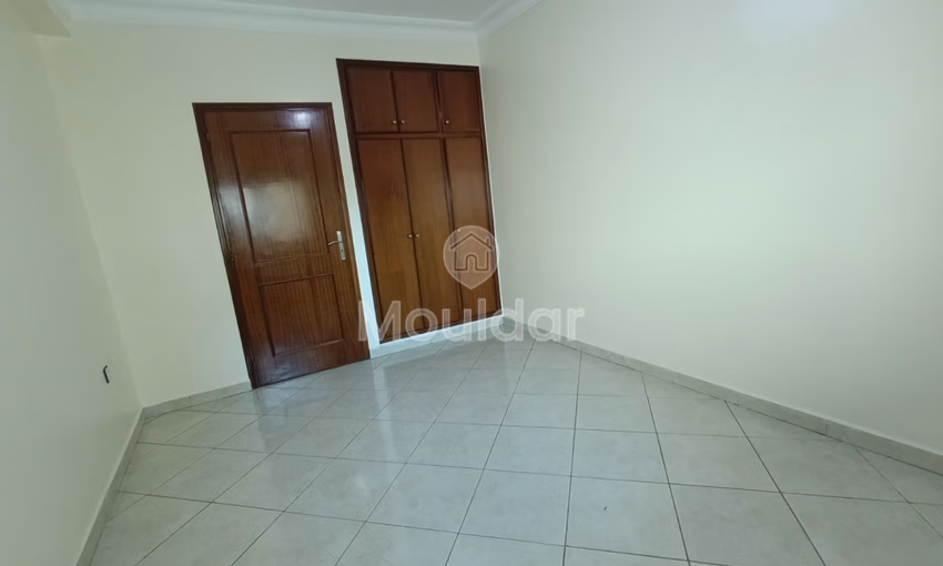 شقة للإيجار مع شرفة في الطابق الرابع