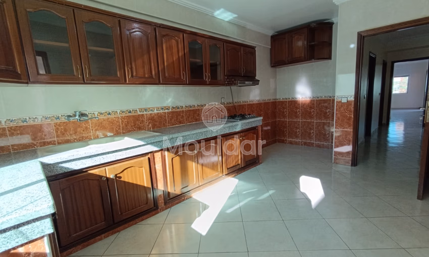 شقة للإيجار مع شرفة في الطابق الرابع