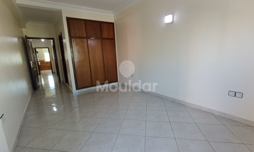 شقة للإيجار مع شرفة في الطابق الرابع