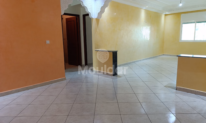 شقة للإيجار مع شرفة في الطابق الرابع