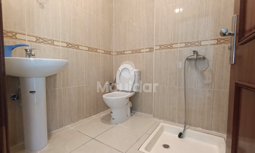 شقة للإيجار مع شرفة في الطابق الرابع