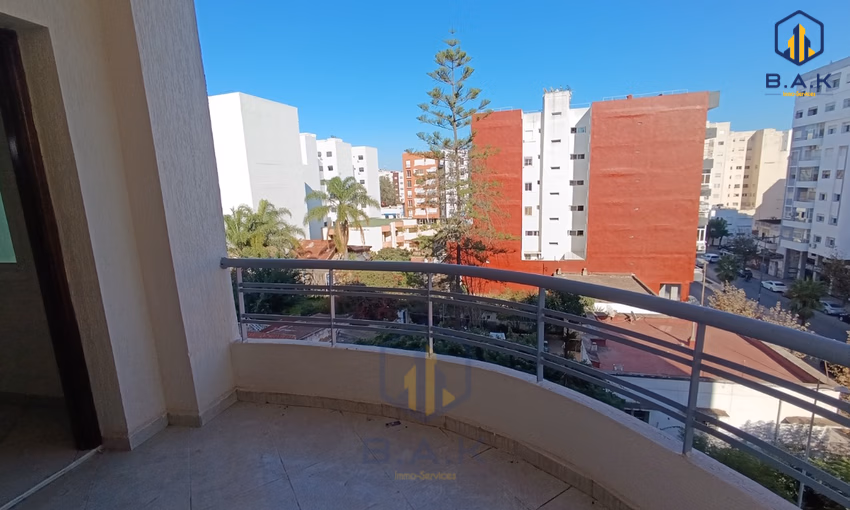 شقة للإيجار مع شرفة في الطابق الرابع