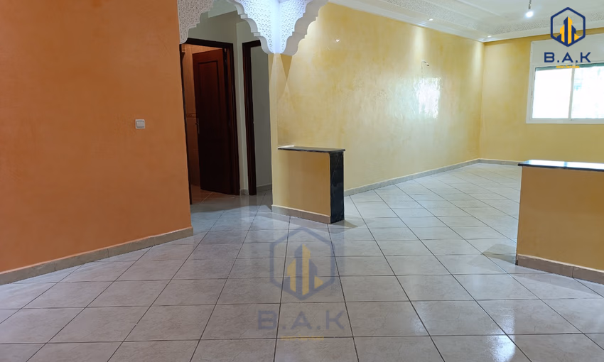 شقة للإيجار مع شرفة في الطابق الرابع