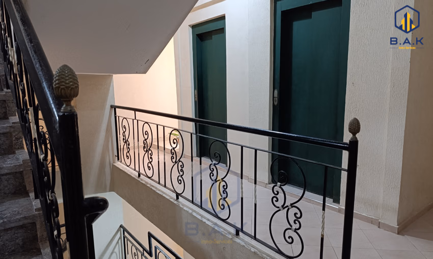 شقة للإيجار مع شرفة في الطابق الرابع