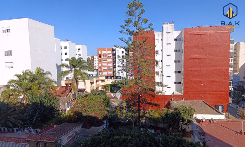 شقة للإيجار مع شرفة في الطابق الرابع