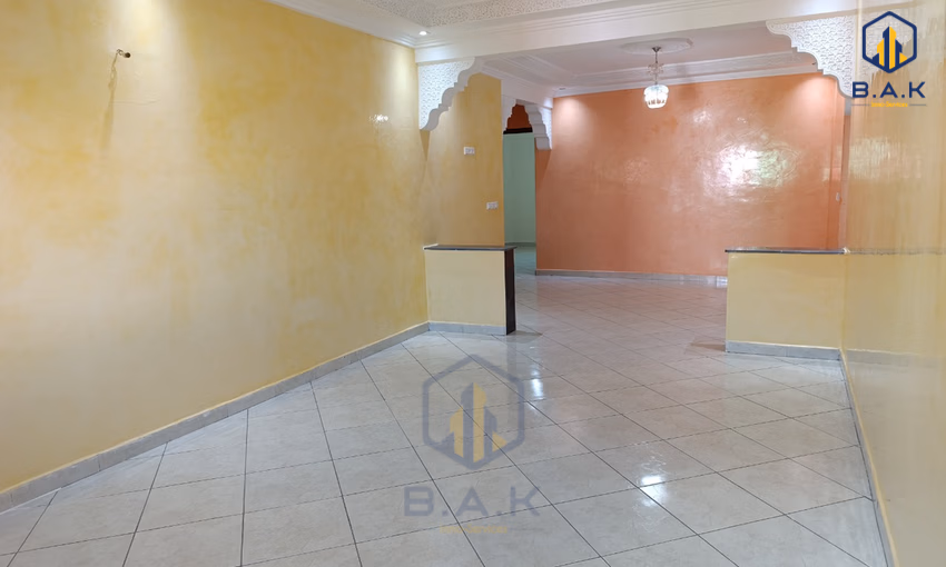 شقة للإيجار مع شرفة في الطابق الرابع