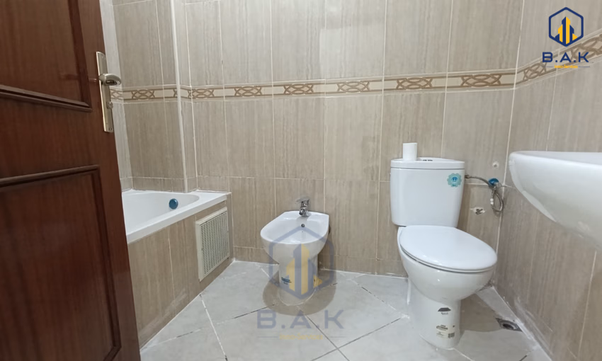 شقة للإيجار مع شرفة في الطابق الرابع