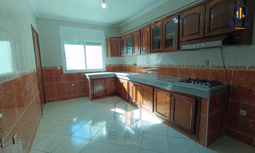 شقة للإيجار مع شرفة في الطابق الرابع