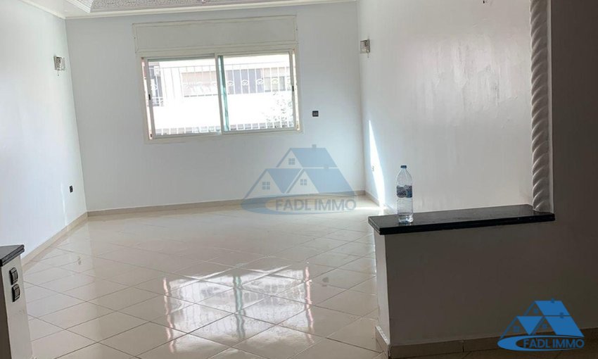 شقة للإيجار مع شرفة في الطابق الأول