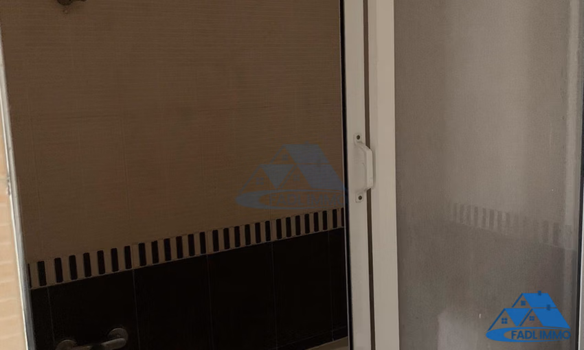 شقة للإيجار مع شرفة في الطابق الأول