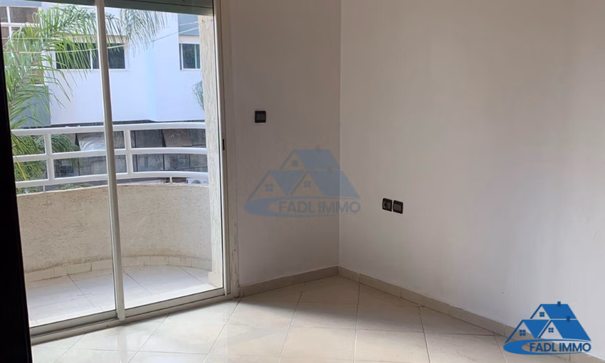 شقة للإيجار مع شرفة في الطابق الأول