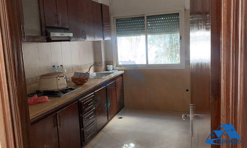 شقة للإيجار مع شرفة في الطابق الأول