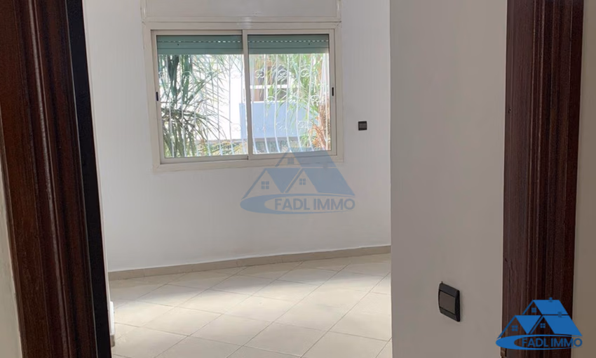 شقة للبيع مع شرفة في الطابق الأول