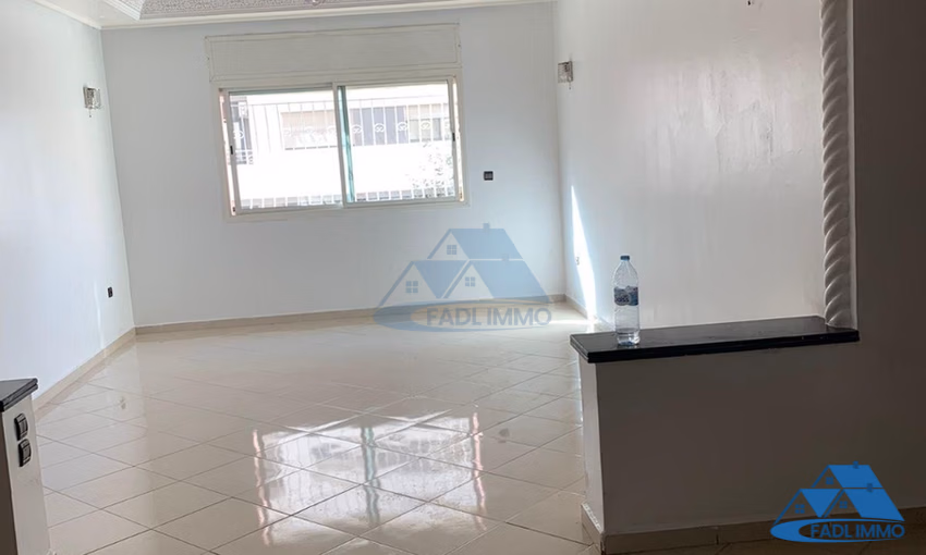 شقة للبيع مع شرفة في الطابق الأول